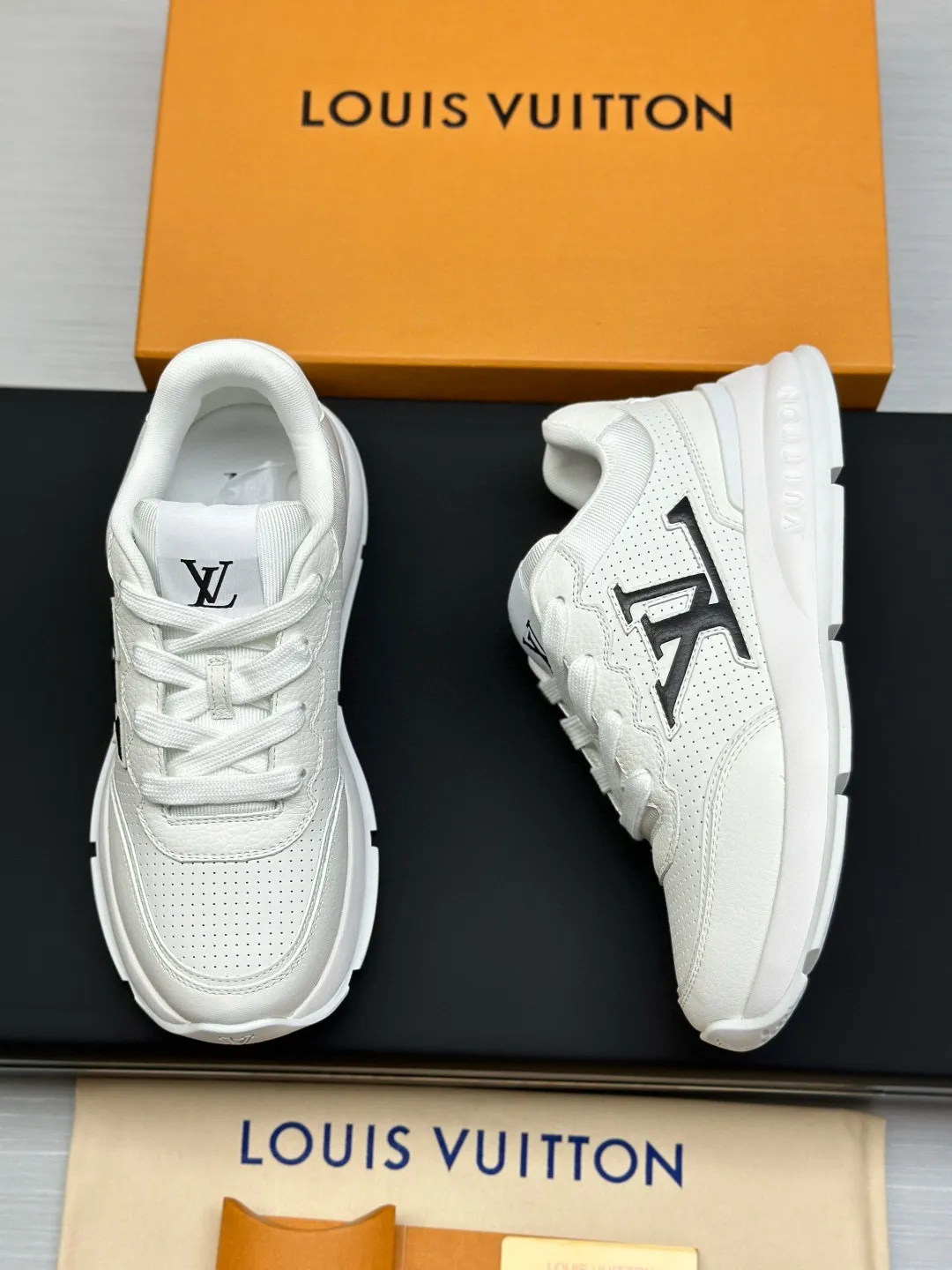 Factory price: 640💰Top version LV-Louis Vuitton-classic catwalk new style original 1:1 developed replica! ! The upper foot is very comfortable. It is made of luxurious materials and fine workmanship. The midsole is printed with English letters "Made in Europe". The upper is made of calfskin imported from Italy. The side is decorated with the brand's LOGO and signature. The latest latex foot pads and mesh lining make the foot feel super comfortable. The original two-color TPU combination outsole is specially provided by the original factory. Bag technology Goodyear stitched edges Fabric: Exclusive custom first-layer cowhide Accessories: Exclusive private model Vuitton logo, lining: Customized silk mesh lining - first-layer silk cowhide lining Outsole: TPU combination outsole wear-resistant, non-slip and anti-yellowing Foot pads: new latex pads-mesh sweat-absorbent Counter technology: fully computerized sewing machine wire drawing Toe box back cover Hot and cold shaping Full set of pull-top last with medium and low logo pattern Counter packaging - Shoelaces, certificates, cards, instructions, certificates, dust bags, the most complete packaging on the Internet, men's size: 38-46 (38/46 customized, non-refundable!)